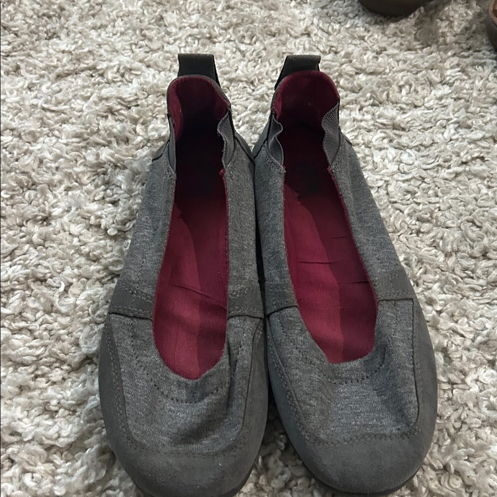 Casual Moon Gray Slip-On Flats with Burgundy Insole